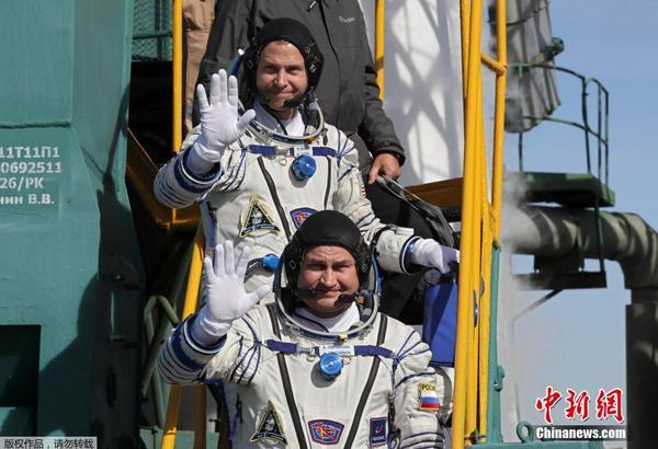 俄国宇航员阿列克谢·奥夫奇宁和美国宇航员尼克·黑格原计划在国际空间站驻守约半年。图为发射之前，两位宇航员亮相发射场。
