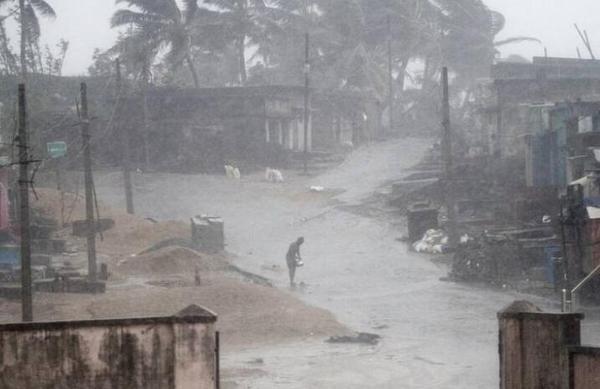 气旋风暴横扫印度