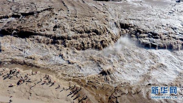 这是10月11日无人机拍摄的壶口瀑布。 近日，位于晋陕大峡谷的黄河壶口瀑布水量持续增大，主副瀑布连成数百米的大瀑布，形成“水岸齐平”景观。2