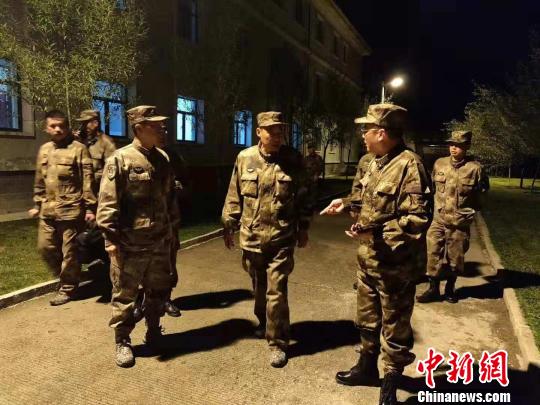 川藏交接处金沙江形成堰塞湖西藏昌都军分区官兵抵达救援