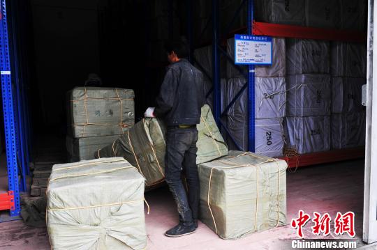 图为10月12日，西藏自治区民政厅救灾物资储备中心工人正在紧张地装载救灾物资。　张伟 摄