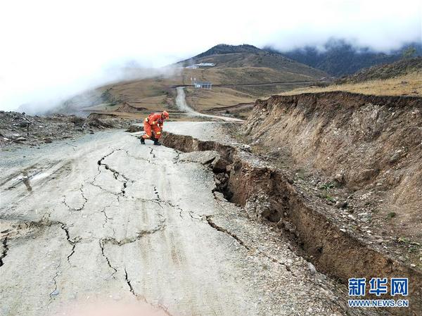 先遣队员在波公村勘察地质灾害情况（10月12日摄）。