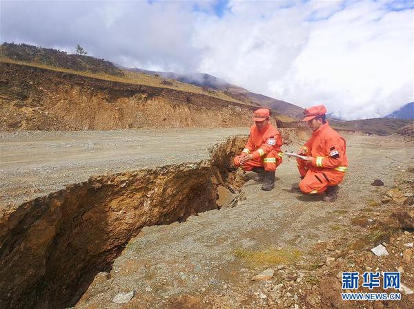 先遣队员在波公村勘察地质灾害情况（10月13日摄）。