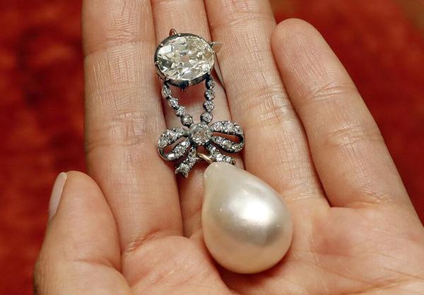 图为钻石珍珠耳坠，19世纪，估价3万-5万瑞郎，镶嵌2颗水滴形珍珠，点缀小颗钻石，这对耳坠原本属于法国王后 Marie-Antoinette。