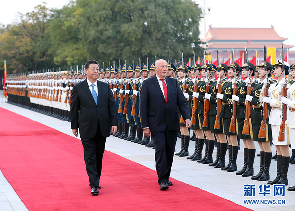 10月16日，国家主席习近平在北京人民大会堂同挪威国王哈拉尔五世举行会谈。这是会谈前，习近平在人民大会堂东门外广场为哈拉尔五世举行欢迎仪式。
