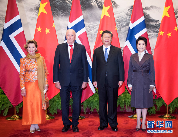 10月16日，国家主席习近平在北京人民大会堂同挪威国王哈拉尔五世举行会谈。这是习近平和夫人彭丽媛同哈拉尔五世和宋雅王后合影。