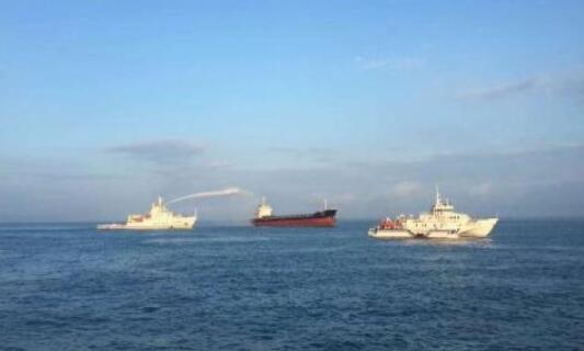 琼州海峡货船失火 8名船员留守开展救助