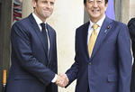 日本首相安倍晋三访问法国