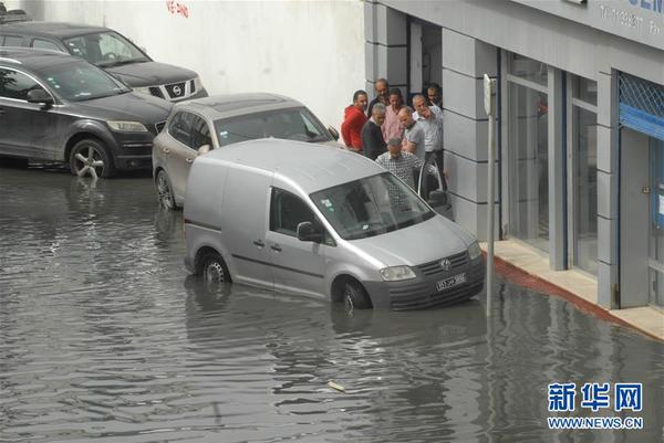 10月18日，在突尼斯首都突尼斯市，暴雨造成道路积水。 突尼斯内政部18日发布声明说，突尼斯全国大部分地区17日晚出现强降雨，截至目前，共有5人在暴雨引发的各种事故中死亡，另有2人失踪。 2