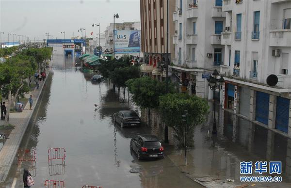 10月18日，在突尼斯首都突尼斯市，暴雨造成道路积水。 突尼斯内政部18日发布声明说，突尼斯全国大部分地区17日晚出现强降雨，截至目前，共有5人在暴雨引发的各种事故中死亡，另有2人失踪。 3