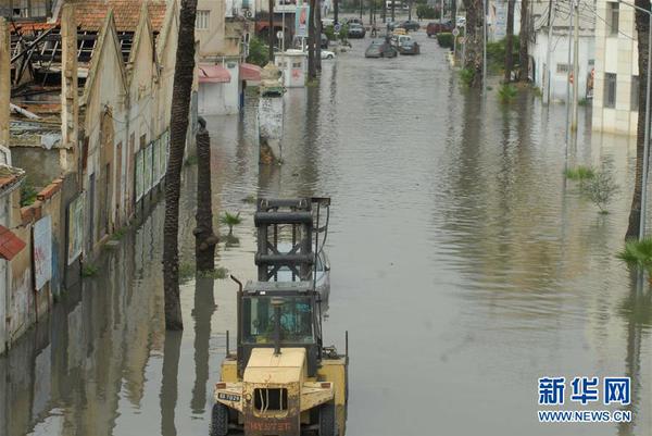 10月18日，在突尼斯首都突尼斯市，暴雨造成道路积水。 突尼斯内政部18日发布声明说，突尼斯全国大部分地区17日晚出现强降雨，截至目前，共有5人在暴雨引发的各种事故中死亡，另有2人失踪。