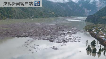 雅鲁藏布江滑坡堰塞湖水量翻倍 上升到5.5亿立方米