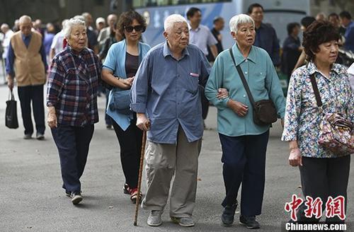 资料图：退休教师们参加活动。 <a target='_blank' href='http://www.chinanews.com/'>中新社</a>记者 泱波 摄