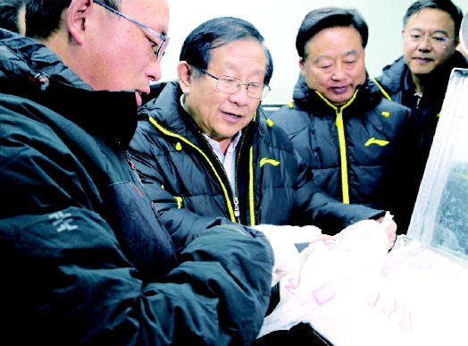 调研组在零下25℃的中科院青藏高原研究所冰芯库调研