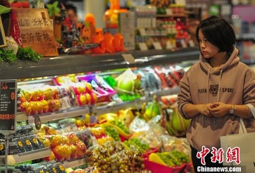 资料图：一名消费者在超市选购商品。<a target='_blank' href='http://www.chinanews.com/'>中新社</a>记者 于海洋 摄
