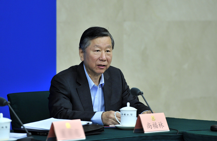 全国政协经济委员会主任尚福林在远程协商会上发言