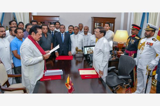 斯里兰卡前总统宣誓就任总理 前总理称不卸任