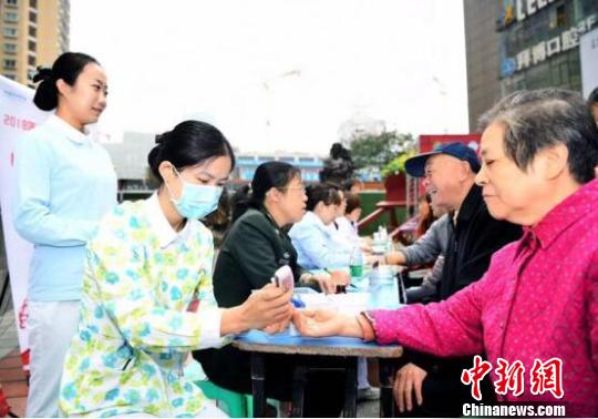 图为重庆市陆军军医大学新桥医院举行“战胜卒中 再立人生”科普公益行动。　曾理 摄