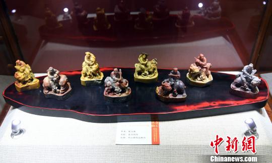 展出的寿山石印钮雕刻精品《普济四海》，吸引观众眼球。　记者刘可耕 摄