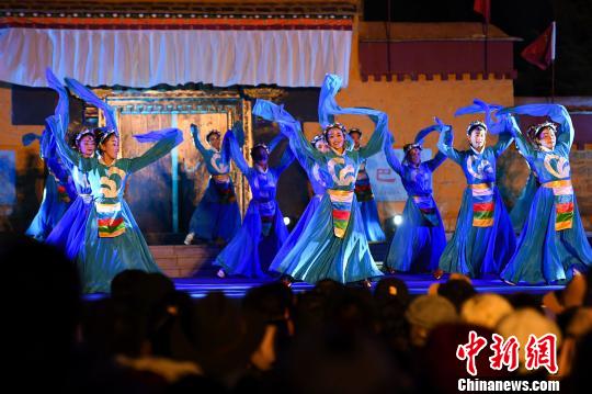 图为吉隆县首届边贸文化旅游节开幕式上独具藏民族特色的演出。　何蓬磊 摄