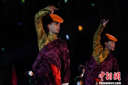 图为吉隆县首届边贸文化旅游节开幕式上独具藏民族特色的演出。　何蓬磊 摄