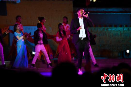 图为吉隆县首届边贸文化旅游节开幕式上尼泊尔异国风情的歌舞表演。　何蓬磊 摄