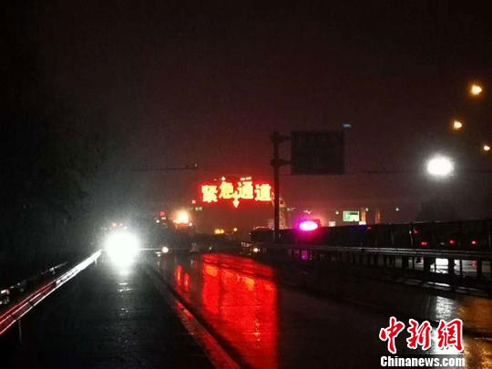 兰海高速交通事故已致14人遇难现场下起小雨