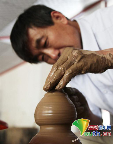 张国庆正在制作陶器。本人供图