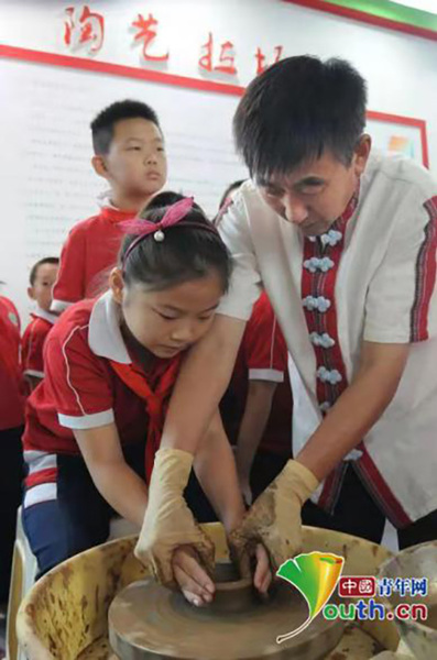 张国庆正在教授孩子们制陶技艺。本人供图