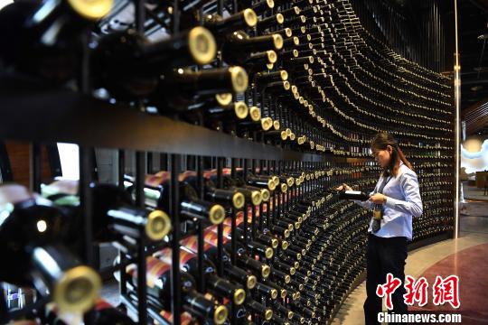 重庆红酒“博物馆”迎客5000多种红酒集中展出