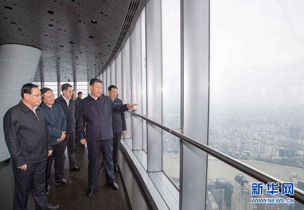 　11月6日，中共中央总书记、国家主席、中央军委主席习近平在上海考察。这是习近平在上海中心大厦119层观光厅俯瞰上海城市风貌。 新华社记者 李学仁 摄