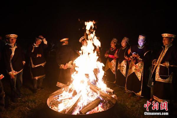林芝市扎西岗村民众燃起篝火，跳起工布舞蹈。据悉，工布新年又被称为“工布节”“工布年”，是工布地区（林芝市巴宜区、米林县、工布江达县一带）的地域性新年，时间为每年的藏历十月初一，是当地一年中最隆重的节日，也是中国最早的“新年”。