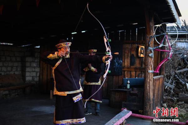 西藏林芝市扎西岗村民众射响箭迎新年。