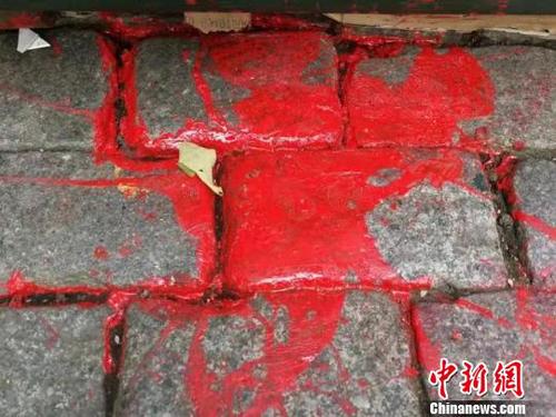 哈尔滨中央大街门楼被泼红漆百年“面包石”遭破坏