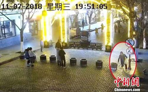 监控视频显示一男子泼红漆。　刘锡菊 摄