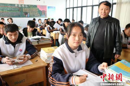 江苏东海“最美女孩”林紫腾在课堂上。　李知军 摄