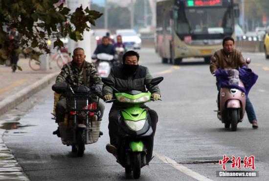 11月6日，河南多地遭遇阴雨天气，气温骤降。郑州的市民纷纷穿上厚衣服抵御寒冷。<a target='_blank' href='http://www.chinanews.com/'>中新社</a>记者 王中举 摄
