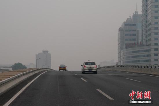 资料图：10月15日，北京海淀区航天桥被雾霾笼罩。<a target='_blank' href='http://www.chinanews.com/'>中新社</a>记者 崔楠 摄