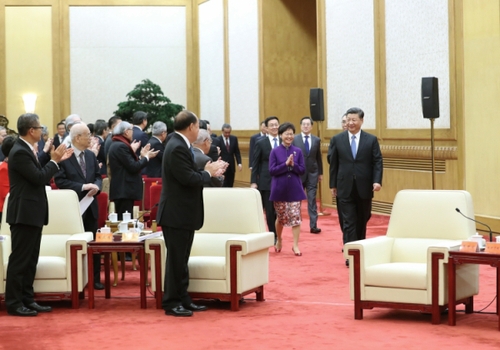 2 11月12日，国家主席习近平在北京人民大会堂会见香港澳门各界庆祝国家改革开放40周年访问团。