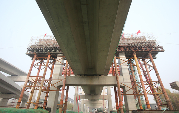 北京新机场轨道线共构段主体结构完工