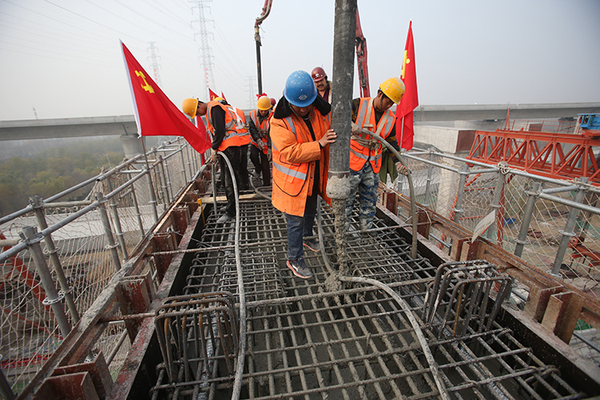 北京新机场轨道线共构段主体结构完工2