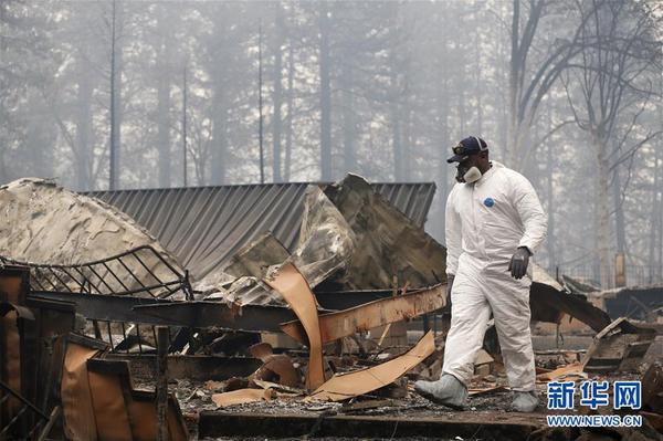 1月13日，在美国加利福尼亚州天堂镇，搜救人员在山火过后的废墟工作。