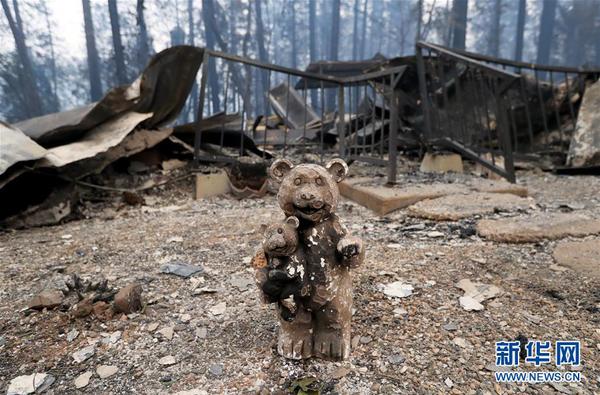 　这是11月13日在美国加利福尼亚州天堂镇拍摄的山火过后的废墟。