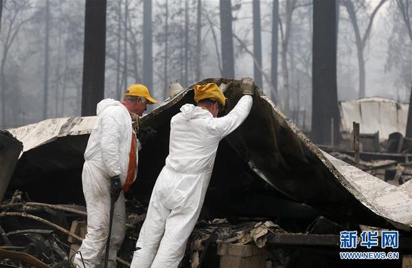 11月13日，在美国加利福尼亚州天堂镇，搜救人员在山火过后的废墟工作