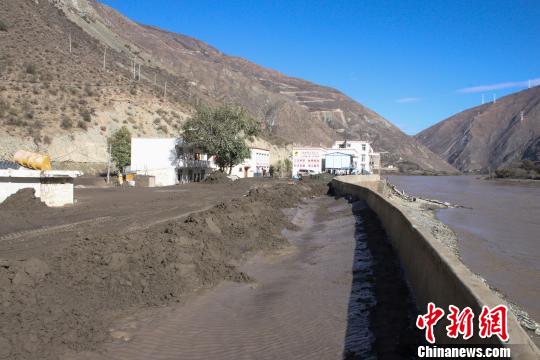 驻藏武警某部交通三支队奔赴金沙江开展道路抢险