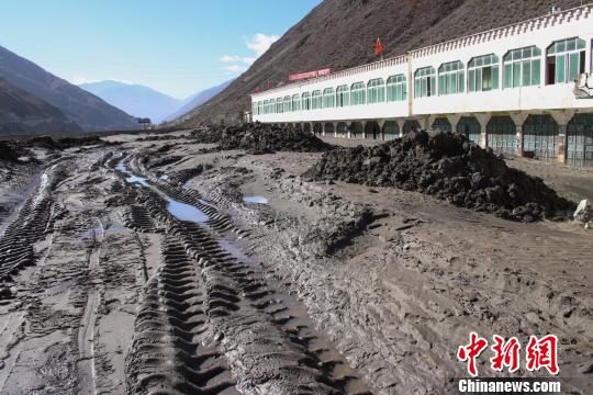 318国道西藏芒康县境内约2公里道路被淤泥覆盖。　杨宁 摄
