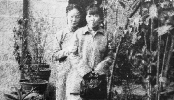 1938年12月22日萧红（右）与张郁廉拍摄于重庆枣子岚垭塔斯社楼下。