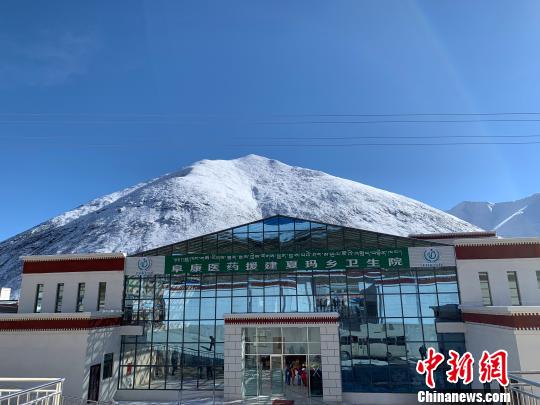 图为2018年10月10日，由西藏阜康医院援建的嘉黎县夏玛乡卫生院竣工移交。阜康医院供图