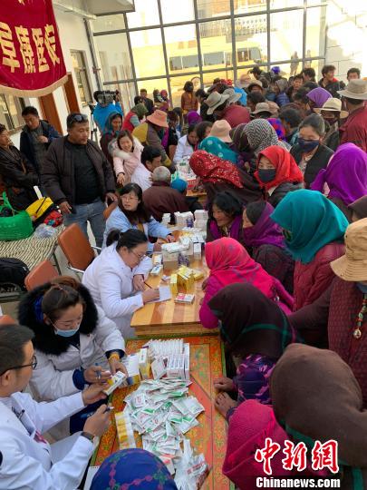 图为西藏阜康医院派出医疗团队到嘉黎县夏玛乡卫生院为当地农牧民义诊。阜康医院供图
