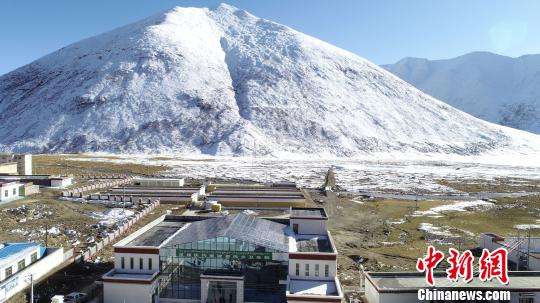 图为2018年10月10日，由西藏阜康医院援建的嘉黎县夏玛乡卫生院俯瞰图。阜康医院供图